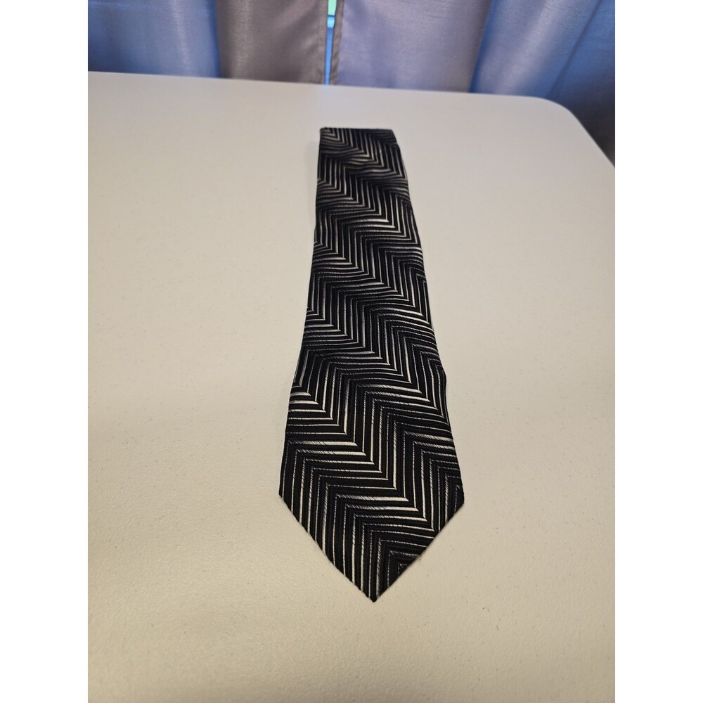 Van Heussen 100% Silk Made in USA Gray/Black Zig Zag Pattern Formal Casual Tie